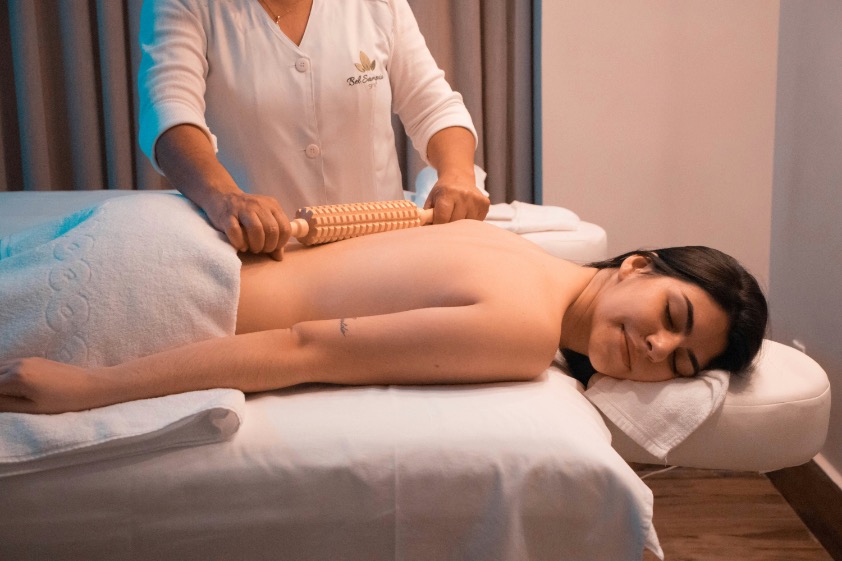 Calm, professional therapeutic massage session at Mend