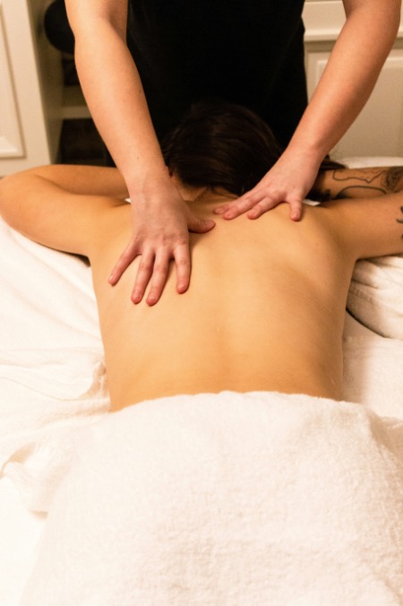 Focused massage technique between the shoulder blades